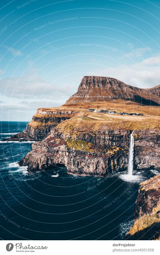 Wasserfall Gásadalur auf den Färöer Inseln traditionell im Freien spektakulär felsig natürlich Harmonie Wetter Felsen Hügel Umwelt ländlich Hochland malerisch