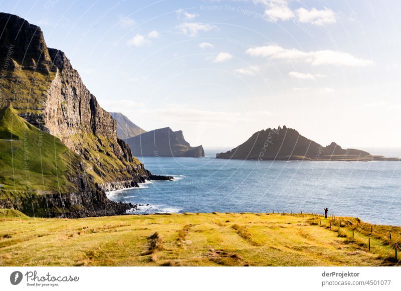 Sonnige Aussicht auf den Färöer Inseln traditionell im Freien spektakulär felsig natürlich Harmonie Wetter Felsen Hügel Umwelt ländlich Hochland malerisch