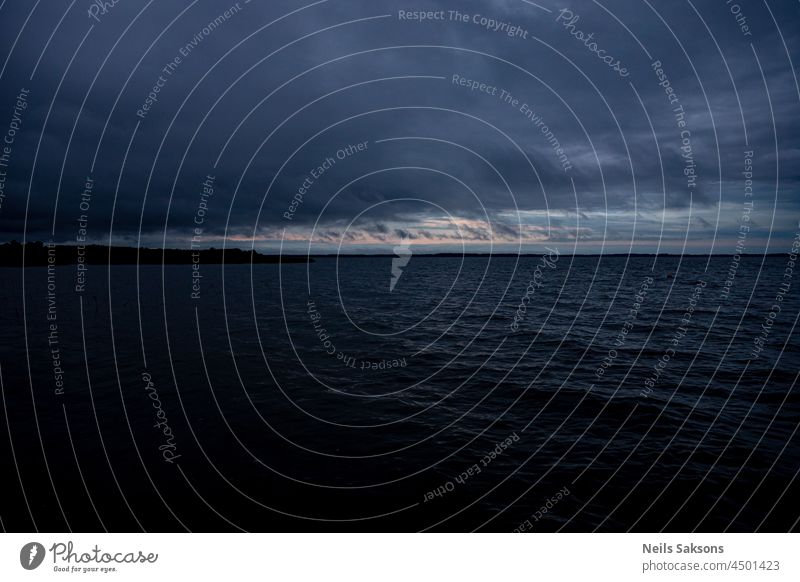 August Abend blaue Stunde Wolke Reflexion in wellenförmigen See Wasser Stille Eindrücke abstrakt Erholung ruhig friedlich Symmetrie Symmetrie in der Natur