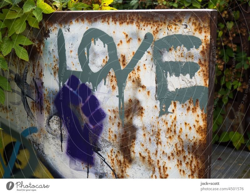 Solidarität und Stärke trifft auf Liebe Straßenkunst angehoben Symbole & Metaphern Aggression Wort Englisch Mauerpark Prenzlauer Berg Berlin soziale Bewegung