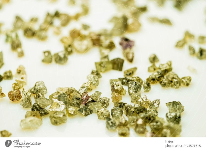 Diamanten, rohe Steine auf einem Teller Kristalle teuer Edelsteine Juwelen Schmuck Reichtum Kostbarkeit Schatz Mode Vermögen abstützen Material anketten