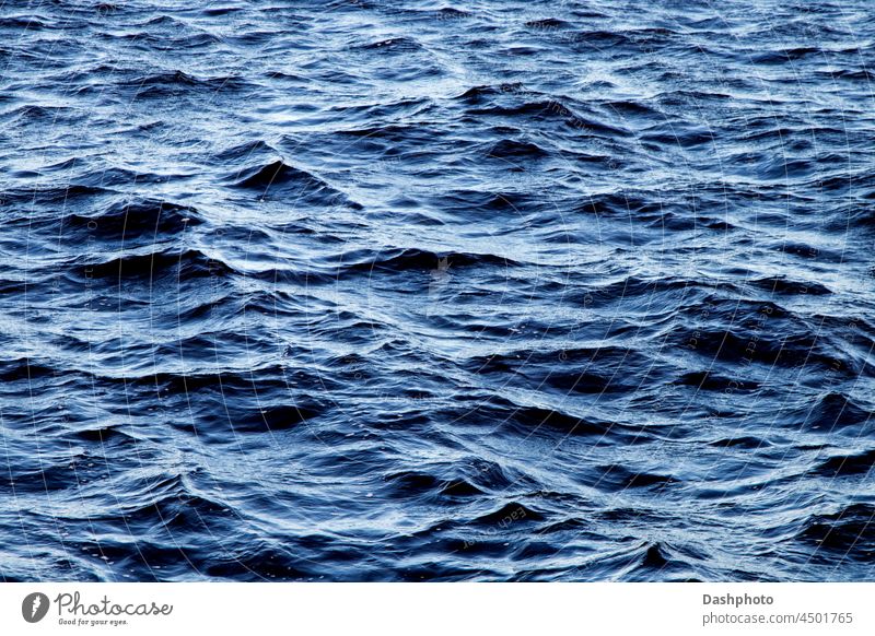 Stürmische Meereswellen an einem kalten Herbstmorgen Nahaufnahme MEER blau Wasser Wellen kräuselt Blauwasser Unwetter stürmisch Hintergrund tief nass marin
