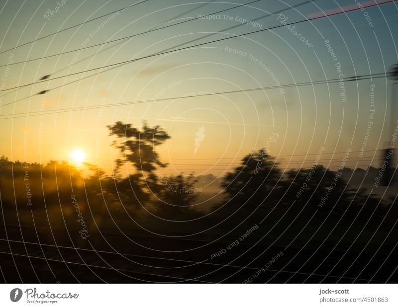 Unterwegs am frühen Morgen geht die Sonne auf Sonnenuntergang Himmel Dämmerung Gleise Land Oberleitung Bewegungsunschärfe Sträucher Verkehrswege Frühnebel Natur