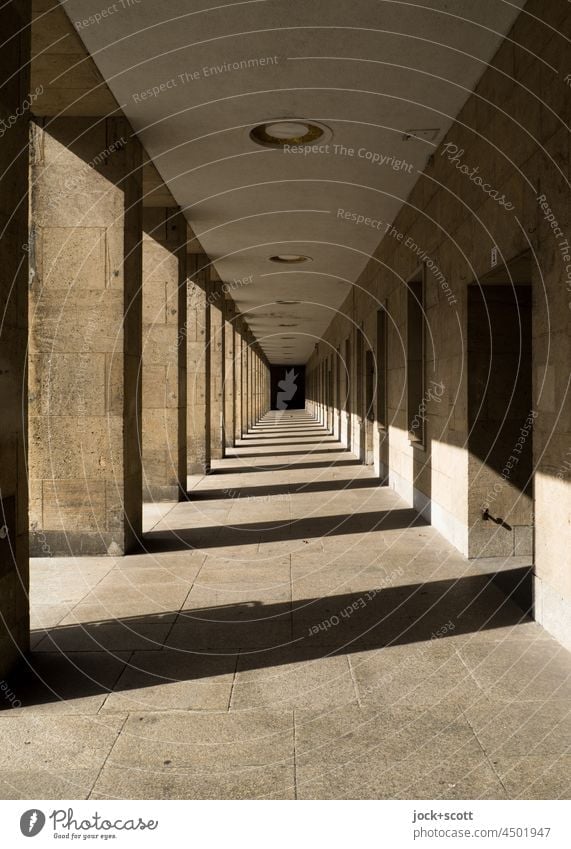 Licht trifft Schatten im Gang Architektur Strukturen & Formen historisch lang Sonnenlicht Symmetrie Silhouette Berlin-Tempelhof abstrakt Schattenspiel