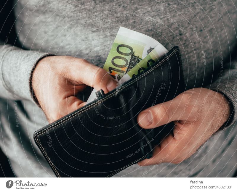 Die Hände nehmen den Euro aus der Brieftasche Geld Bargeld bezahlen Hand Zahlung Halt reich Konzept Wirtschaft Hinweis Europa Tasche bekommend Europäer Gehalt