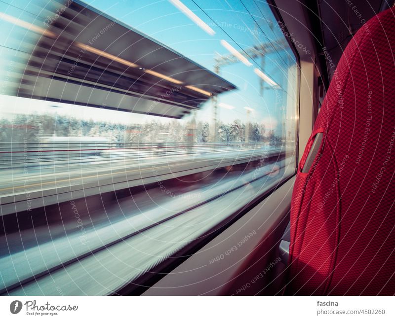 Bewegung Bahnsteig durch Fenster Eisenbahnwagen Podest Zug Transport reisen Geschwindigkeit Ansicht Hintergrund Unschärfe Reise Stuhl im Freien Verkehr schnell