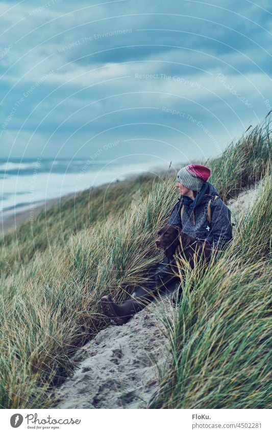 Frau sitzt mit Hund in den Dünen an der Nordseeküste Labrador Natur Urlaub Dänemark Gras Sand Strand Küste Herbst Ferien & Urlaub & Reisen Himmel Meer