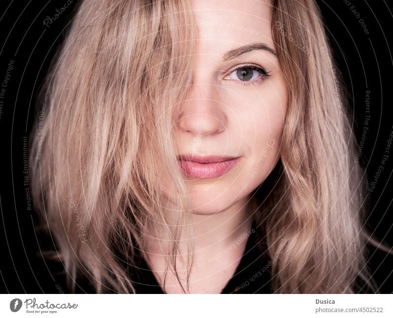 schöne Frau, deren Haare einen Teil ihres Gesichts verdecken blond polnisch osteuropäisch Mädchen hübsch niedlich bezaubernd mittellang Behaarung Honigblondine