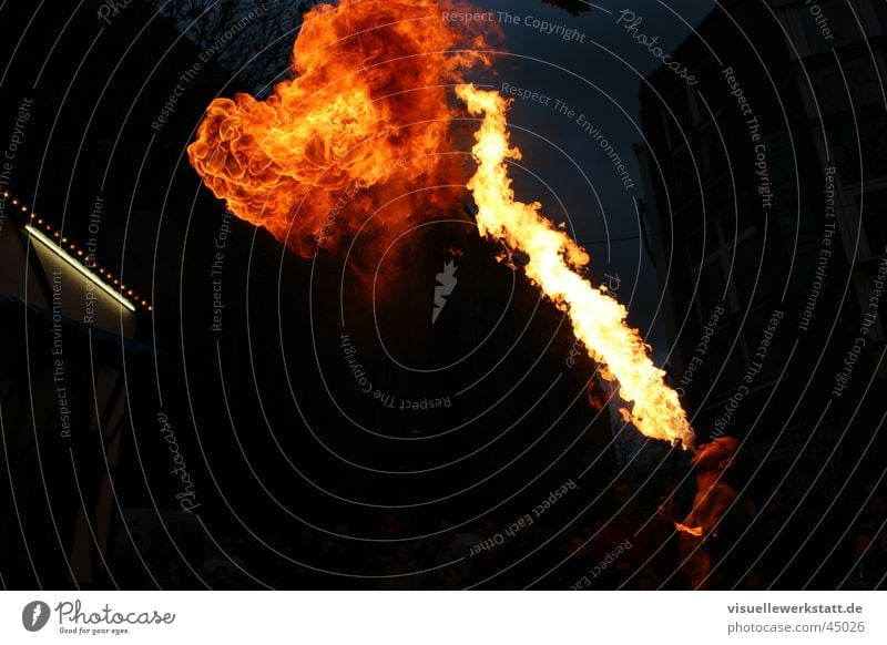 fakir bei der arbeit Feuerschlucker Kunst Zauberer Licht brennen Show Physik Mann Brand hell Wärme Flamme