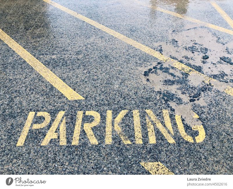 Hier können Sie Ihr Auto parken Parkplatz Asphalt Straße Linie Verkehrswege Schilder & Markierungen Beton Zeichen Straßenverkehr Straßennamenschild