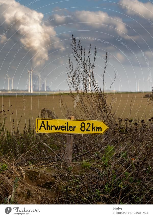 Am Braunkohlentagebau Garzweiler 2.Richtungsweisendes Schild zum Flutkatastrophengebiet Ahrweiler . Im Hintergrund der Tagebau und ein Braunkohlenkraftwerk dessen CO2-Ausstoß mitverantwortlich für den Klimawandel ist.