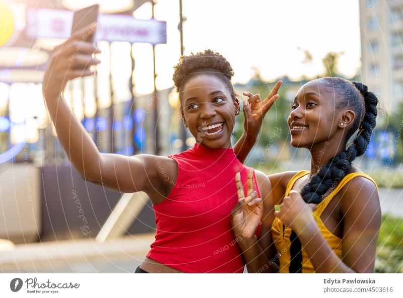 Glückliche Freundinnen machen gemeinsam ein Selfie im Freien Jugend Schwesternschaft attraktiv echte Menschen Jahrtausende cool Vielfalt schwarz Freundschaft