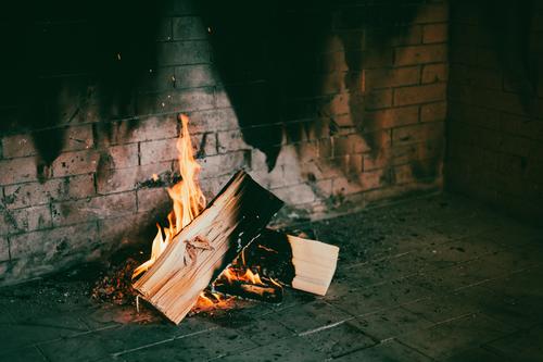 Brennende Holzscheite im Kamin. Feuer. brennen Feuerstelle Flammen gemütlich heizen heiß Wärme
