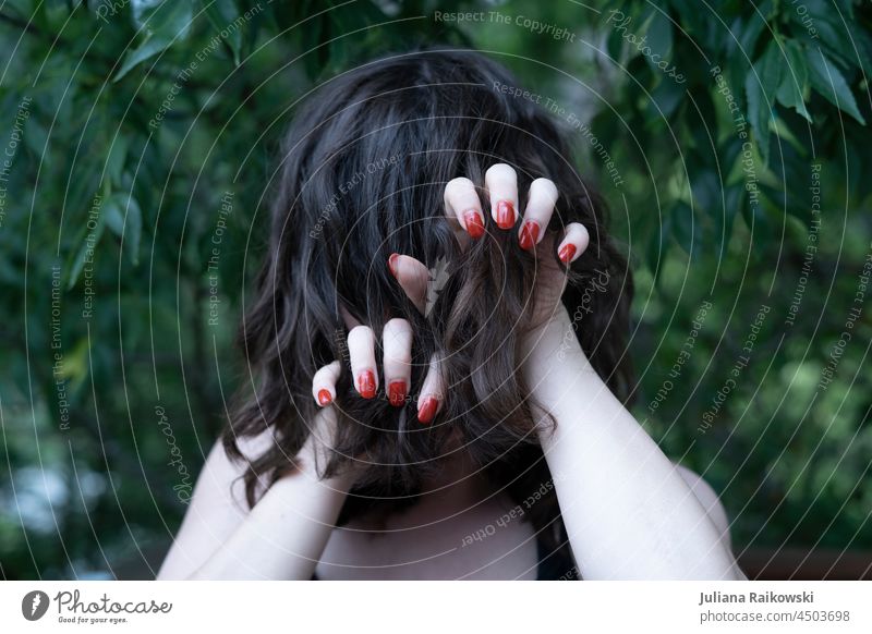 Frau zeigt ihre Krallen Hände Behaarung Haare & Frisuren Kopf Mensch kein Gesicht Erwachsene 1 Nägel Wald Angst Person einsam Schmerz unglücklich Locken