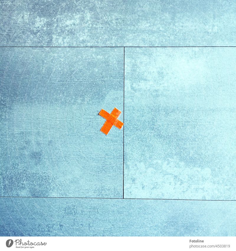 Das x auf dem Boden markiert die Stelle, an der der Schatz vergraben ist? Nein natürlich nicht. Ich hab nachgeschaut ;-) Markierung Kreuz Menschenleer Farbfoto