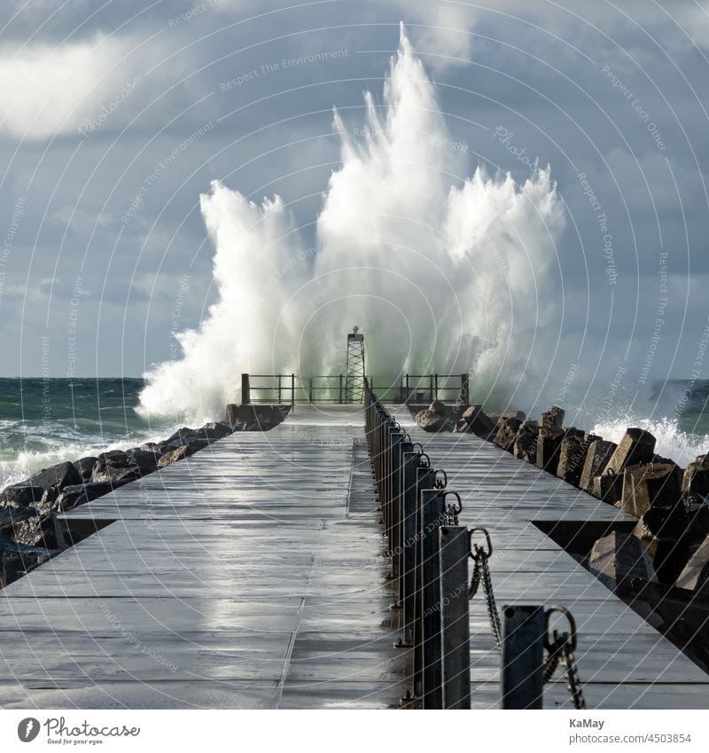 Leuchtturm auf der Mole von Norre Vorupor bei Sturm und starkem Seegang, Jütland, Dänemark Wellen Wetter Orkan Pier Küste Meer Ozean Nordsee stürmisch Unwetter