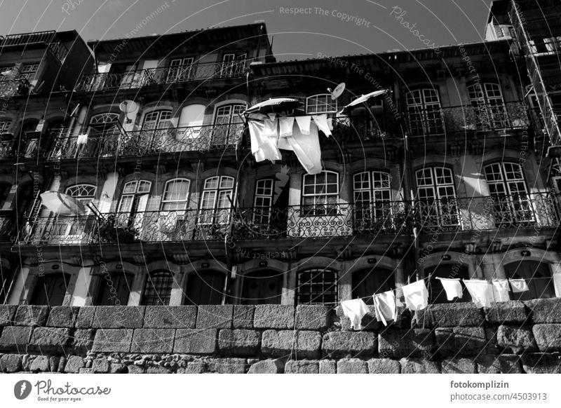 wehende Wäscheleinen an einer Balustrade einer südländischen Hausfront trocknen hängen Häusliches Leben Alltagsfotografie Waschtag Kleidung Sauberkeit frisch