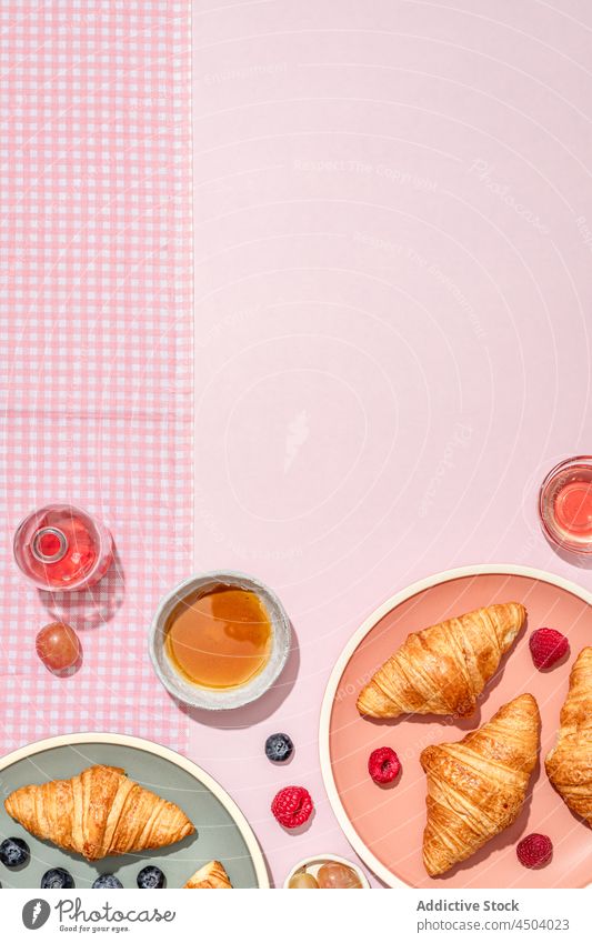 Teller mit leckeren Croissants, serviert mit Marmelade und Beeren, stehen auf dem Tisch Dessert süß Frühstück Lebensmittel Gebäck Morgen frisch geschmackvoll