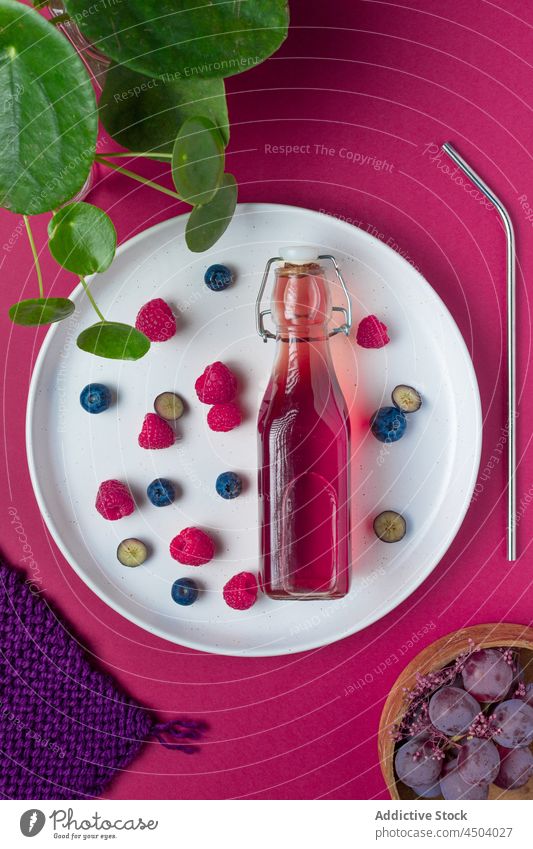 Flasche mit Fruchtsaft auf dem Teller Saft Beeren süß dienen trinken Getränk Erfrischung Vitamin Glas lecker geschmackvoll Gesundheit appetitlich sortiert