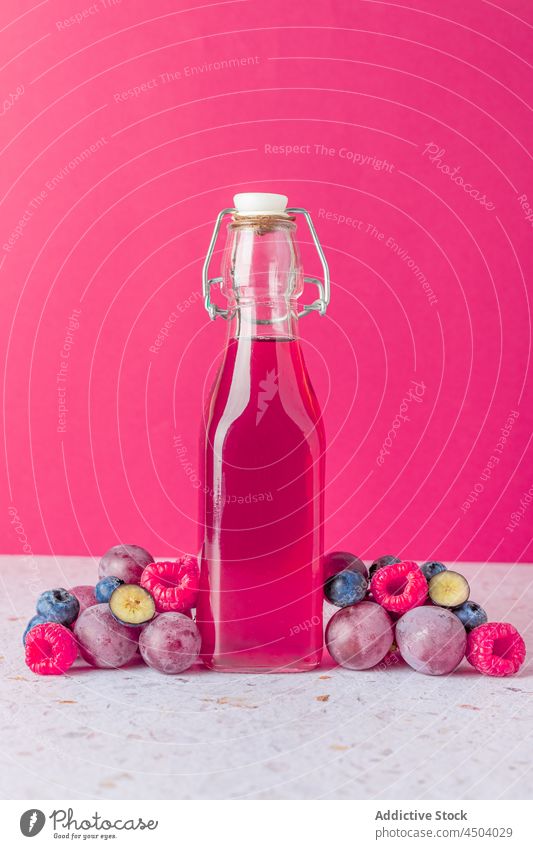 Flasche mit Fruchtsaft auf dem Tisch Saft Beeren süß dienen trinken Getränk Erfrischung Vitamin Glas lecker geschmackvoll Gesundheit Schalen & Schüsseln