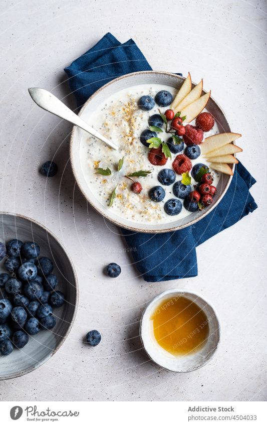 Porridge mit Beeren auf dem Tisch Haferbrei Belag Frühstück gesunde Ernährung Morgen Lebensmittel dienen Vitamin Haferflocken Blaubeeren Himbeeren Mahlzeit