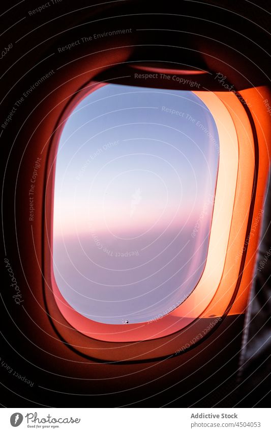 Flugzeug fliegt über Wolken durch ein Fenster Fluggerät Fliege Himmel Flügel Sonnenuntergang reisen Luftverkehr Cloud Ausflug Ebene Air Ansicht Verkehr Reise