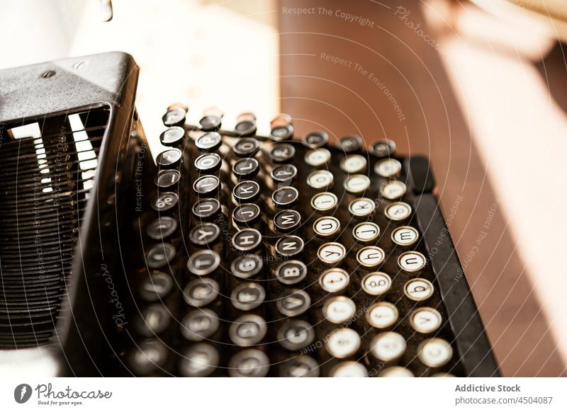Gealterte Retro-Schreibmaschine im Sonnenlicht retro altehrwürdig Nostalgie Schaltfläche altmodisch Antiquität Keyboard gealtert Tisch Brief klassisch