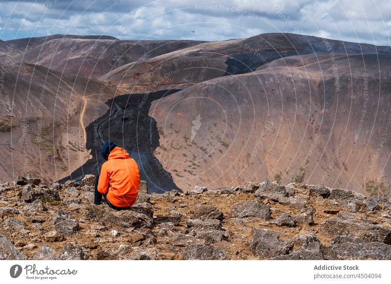 Anonymer Reisender, der die Landschaft eines Vulkans unter bewölktem Himmel bewundert Natur Boden malerisch Gelände Formation Wanderer fagradalsfjall Island
