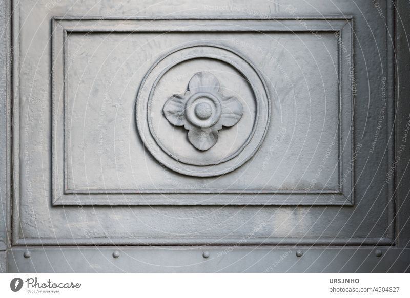 Detail einer Tür mit ener Blüte als Ornament Metall Detailaufnahme Außenaufnahme Muster Nahaufnahme Tor Strukturen & Formen Menschenleer Hintergrund alt grün