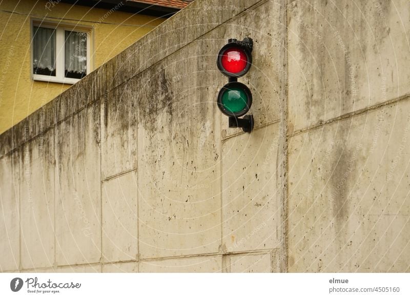 Signalanlage für Ein- und Ausfahrt an einer hohen Mauer vor einem Haus Ampel rot-grün Sonderanlage Einfahrt Wand Tiefgarage Fenster Verkehrsampel