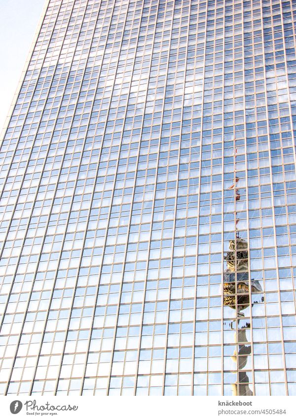 spiegel Berliner Fernsehturm Alexanderplatz Architektur Wahrzeichen Sehenswürdigkeit Stadtzentrum Spiegelung Reflexion & Spiegelung Himmel