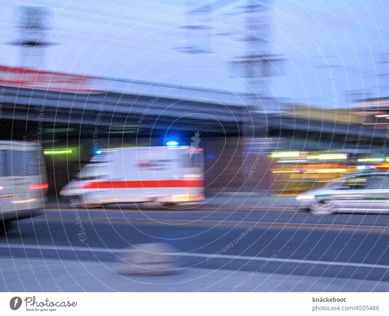 berufsverkehr Unschärfe Berlin Geschwindigkeit Berufsverkehr fahren Licht Verkehrswege Bewegungsunschärfe Straße Eile blaue Stunde