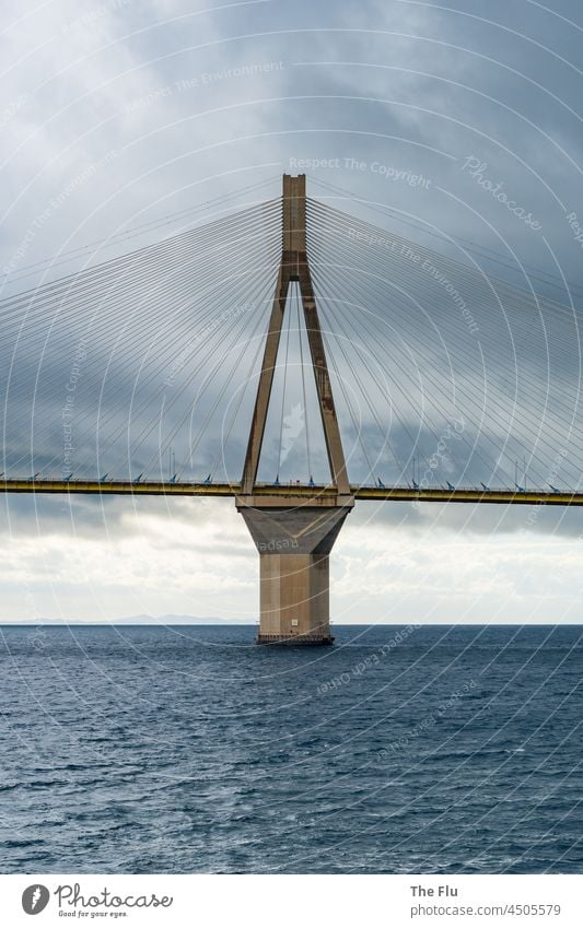 Rio-Andirrio-Brücke Patras - Griechenland Golf von Korinth Mittelmeer bewölkter Himmel grau Meer Menschenleer Wasser Textfreiraum oben Brückenpfeiler Peloponnes