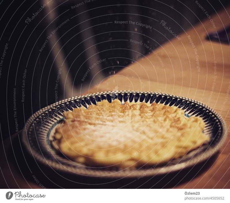 Waffel mit Puderzucker waffelmuster herzform süß Dessert Lebensmittel Zucker lecker Backwaren Farbfoto backen Kuchen Ernährung Teigwaren Süßwaren Foodfotografie