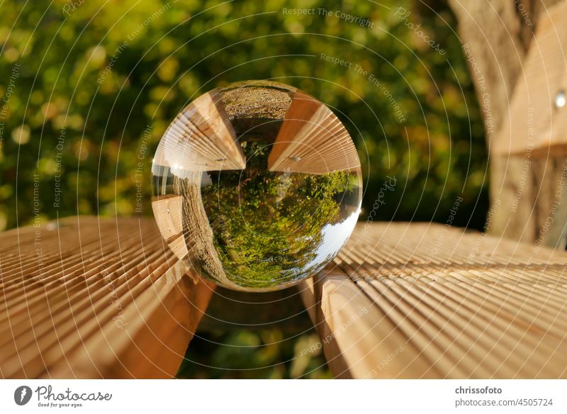 Lensball auf Holzbank; das Leben steht Kopf Glas Bank Wald Lichtung Pause Natur Psychologie lebendig Bewusstsein Seele Motivation Energie Kraft Aktion aktivität