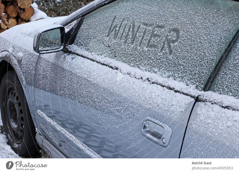 Winter im Straßenverkehr. Ein Auto voll Schnee und Eis auto pkw fahrzeug schnee eis schneien winter straße straßenverkehr einschneien frost kalt kälte eisig