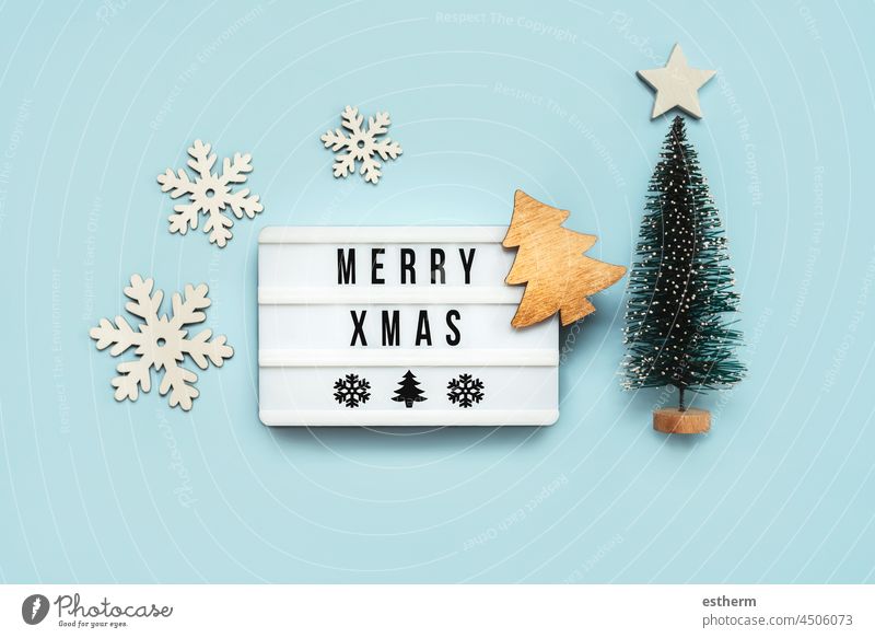 Merry Christmas.light box mit dem Text Merry Xmas und Weihnachtsdekoration.Christmas Konzept Hintergrund Weihnachten Weihnachtsmann Spaß Feier