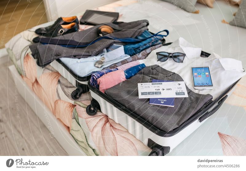 Geschäftsmann Koffer für Geschäftsreise vorbereitet Herrenkoffer Business Ausflug männlich niemand Gepäck Bordkarte reisen Vorbereitungen Reisepass Tasche Flug