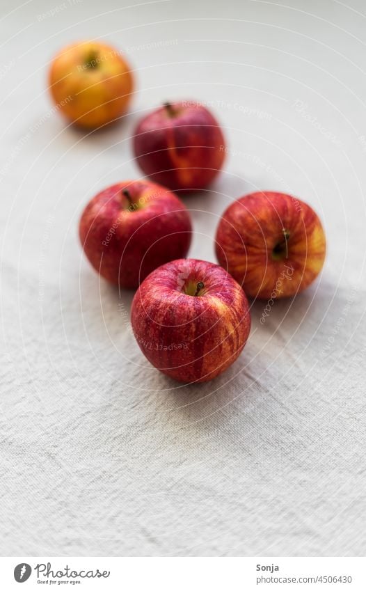 Nahaufnahme von roten Äpfeln auf einem Leinen Tischtuch Apfel süß roh Frucht Gesundheit Lebensmittel frisch Ernährung Diät organisch Vegetarische Ernährung