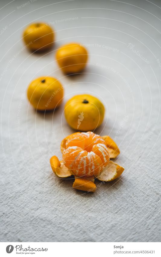 Nahaufnahme von einer geschälten Mandarine auf einem beigen Leinen Tischtuch. Obst orange Farbfoto Gesundheit lecker süß Winter Vitamin Vitamin C