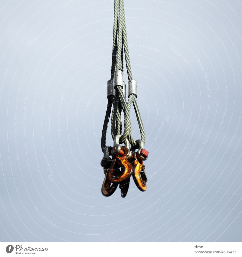 Hafengebinde stahlseil haken himmel hängen werkzeug oben hoch schwer kraft hilfe arbeitshilfe schlaufe metall vier