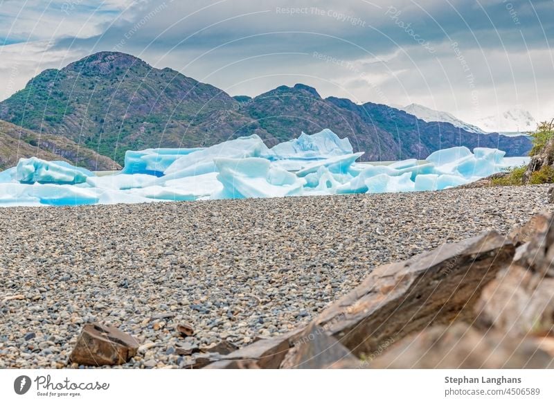 Panoramabild über den Lago Grey mit Eisbergen im Torres del Paine National Park in Patagonien im Sommer Berge u. Gebirge Chile Natur reisen Südamerika