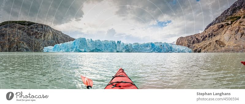 Panoramabild, aufgenommen von einem Kanu aus über den Rand des Grey Glacier im Torres del Paine National Park in Patagonien Berge u. Gebirge Chile Natur Eis
