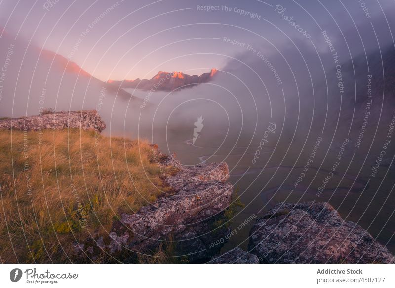 Bergiges Gelände mit Nebel bei Sonnenaufgang Berge u. Gebirge Abenteuer Natur Reittier Reise Wanderer reisen Pyrenäen Spanien Umwelt Landschaft wild Örtlichkeit