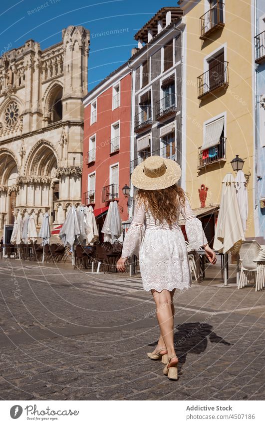 Rückenansicht einer Frau auf der Straße Spaziergang alt Großstadt Vergnügen Ausflug expressiv Optimist froh Straßenbelag Gebäude zufrieden sorgenfrei