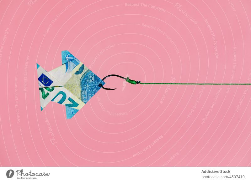 Origami-Geldfisch am Haken Fisch Einkommen Vermögen Konzept Finanzen farbenfroh hell Bargeld Banknote Rechnung Währung Euro lebhaft kreativ Wirtschaft