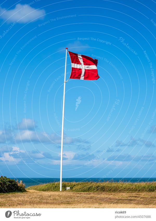 Die Flagge von Dänemark mit blauem Himmel Hirtshals Fahne Dannebrog Küste Nordsee Skagerrak Sommer Natur Jütland Hjørring Hjorring Wolken grün Reise Urlaub