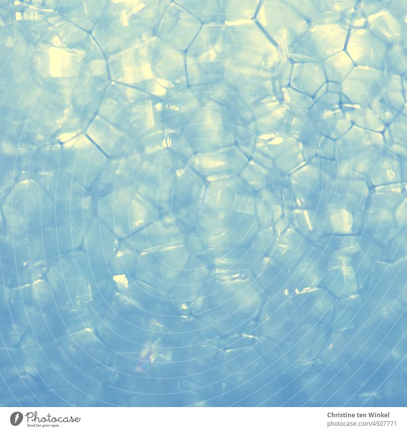 Leichtigkeit | zarter Seifenschaum Schaumblasen Seifenblasen nass Nahaufnahme Makroaufnahme blau Strukturen & Formen waschen abstrakt Muster glänzend