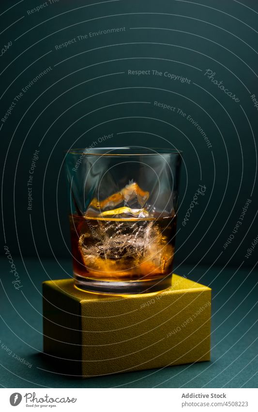 Glas mit Whiskey und Eis Tasse kalt trinken Alkohol dunkel Würfel Kristalle Container Getränk liquide cool Schnaps Holz Party Reichtum elegant Kälte Bestandteil