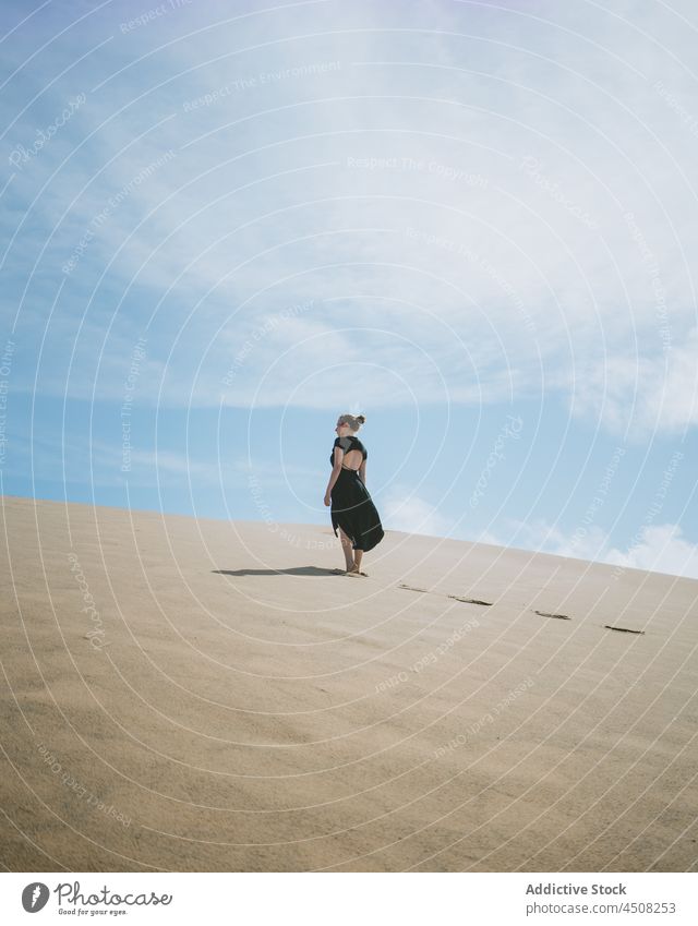Frau im Kleid geht auf Sanddünen wüst Düne trocken heiß Harmonie elegant exotisch Freiheit Gelassenheit Umwelt Barfuß Hügel erkunden erwärmen Sonnenlicht Dürre